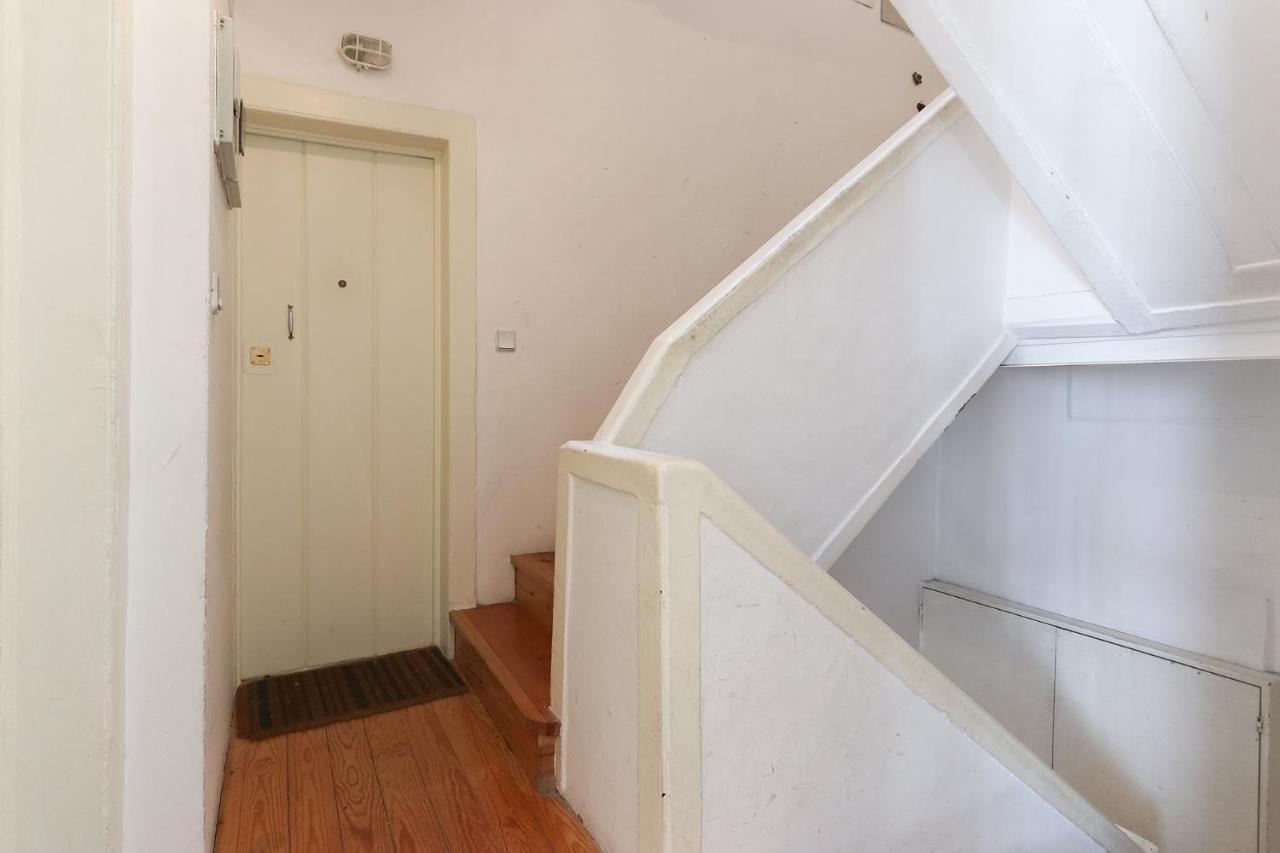 Charming And Stylish Downtown Apt In XIX Century Building Lisbon Bagian luar foto