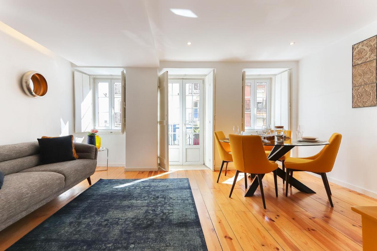 Charming And Stylish Downtown Apt In XIX Century Building Lisbon Bagian luar foto