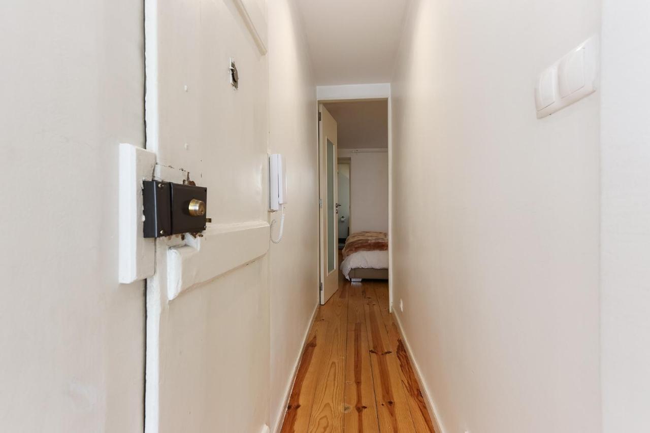 Charming And Stylish Downtown Apt In XIX Century Building Lisbon Bagian luar foto