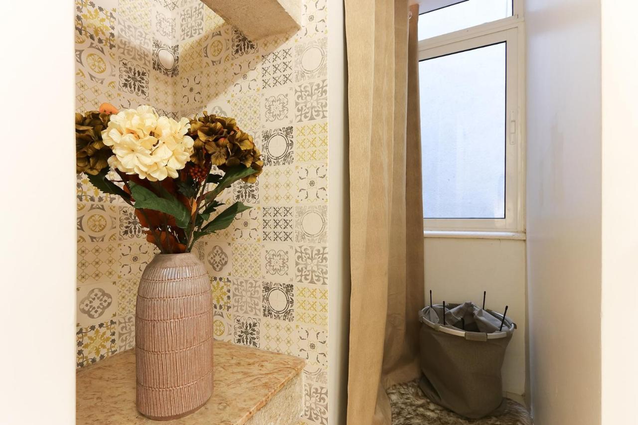 Charming And Stylish Downtown Apt In XIX Century Building Lisbon Bagian luar foto